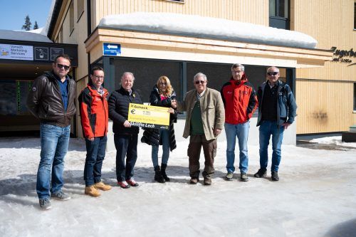 Mario Müller (Firma Pro-Alpin, Bludesch), Christoph Pfefferkorn (Skilifte Lech Ing. Bildstein Ges.m.b.H.), Paul Pfefferkorn (Geschäftsführer Skilifte Lech), Ursula Mattersberger (Kinderkrebshilfe Tirol – Vorarlberg), Michael Manhart (Geschäftsführer Skilifte Lech), Walter Metzler (Skilifte Lech) und Peter Lingenhel (Doppelmayr Seilbahnen, Wolfurt). Lech Zürs Tourismus