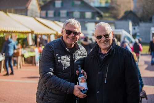 Marktleiter Michael Fröwis (l.) freut sich auf zahlreiche Besucherinnen und Besucher beim Wolfurter Wochenmarkt am Freitagnachmittag. vn/Steurer