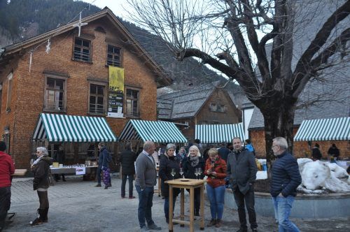 Markttreiben auf dem Bauern- und Handwerksmarkt. HAB