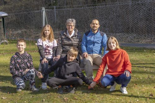Marlies Müller mit Vitaly Markotenko und den vier Flüchtlingskindern aus der Ukraine. Es geht ihnen gut.  VN/PAULITSCH