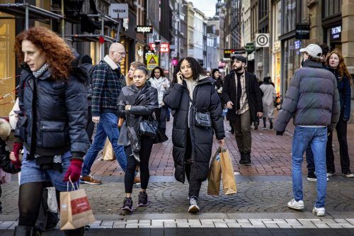 Masken gehören in Amsterdam nicht mehr zum Stadtbild. AFP