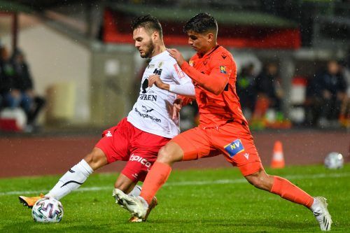 Maurice Mathis (links) noch als Spieler des FC Dornbirn im Einsatz. Nun will der Angreifer im Dress von Lauterach vermehrt Spielpraxis sammeln. gepa
