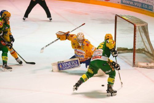 Max Wilfan mit dem Gustostückchen des Abends: Der Kapitän umkurvt mit einem eleganten Haken Asiagos Torhüter Gianluca Vallini und schiebt zur 1:0-Führung ein. Hartinger