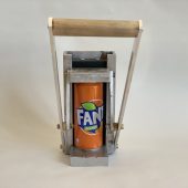 1. Platz: Dosenpresse „Cancrusher 2000“