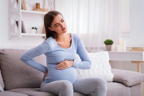 Mit dem wachsenden Gewicht des Kindes steigt auch die Gefahr von Rückenschmerzen. shutterstock