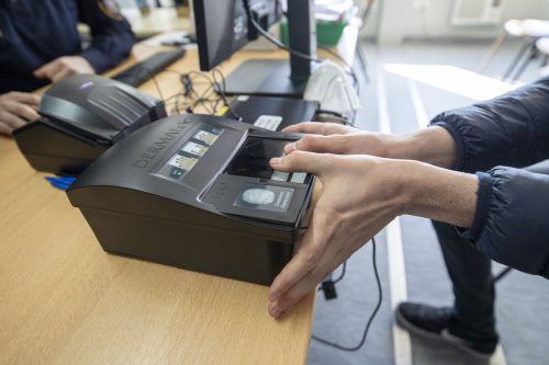 Mit digitalen Geräten können Flüchtlinge schnell registriert werden. APA/Steinmaurer