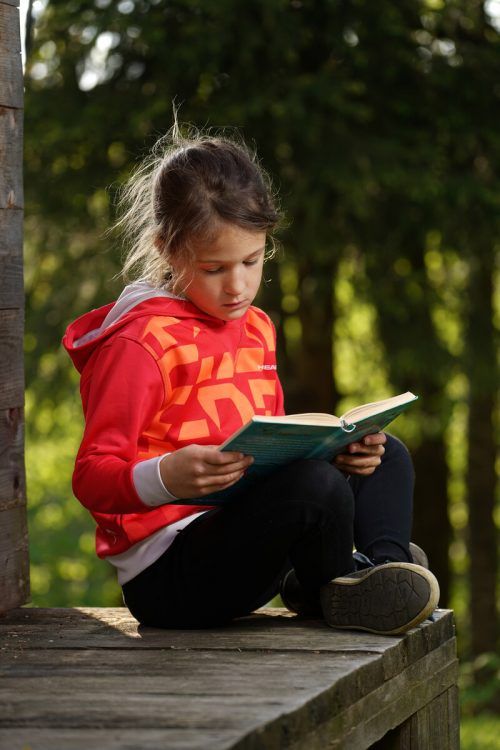 Mit einem Buch in eine fremde Welt eintauchen. L. Berchtold