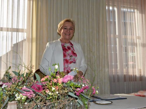 Mit Freude wechselte sie ihren Arbeitsplatz in der Amtsstube mit dem festlichen Trauungsraum. EH (2)