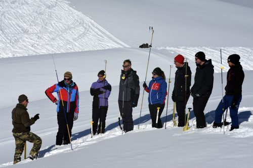 Mitarbeiter der illwerke vkw machten zusammen mit dem Hochgebirgs-Jägerbataillon 23 eine Skitour mit Verschüttetensuche auf dem Golm. Sebastian Schreiber