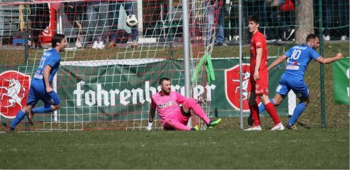 Moment der Entscheidung: August Rusch (l.) dreht nach seinem Treffer zum 1:1 gegen RW Rankweil jubelnd ab, er bescherte seiner Admira den Aufstieg in die Regionalliga. tk