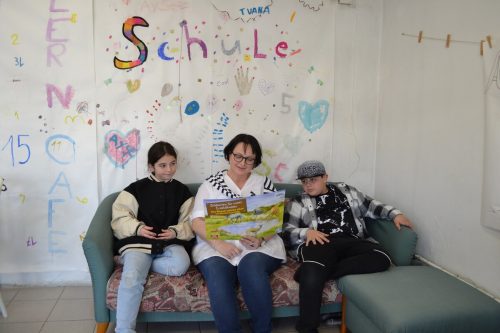 Monika Vonbrüll las den Kindern im Lerncafé Nenzing die Geschichte „Das Wasser gehört uns allen“ vor. Caritas Vorarlberg