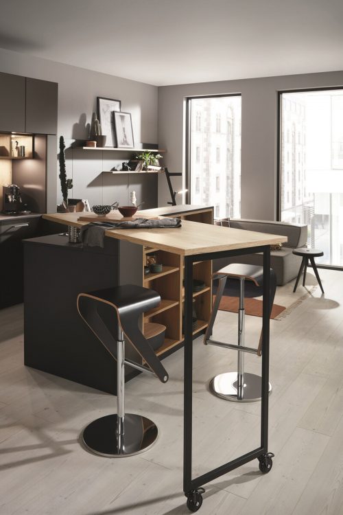Multifunktionell: Mit dem schwenkbaren Tischmodul wird aus der ergonomischen Steharbeitsfläche im Handumdrehen ein Esstisch oder Homeoffice-Platz. 