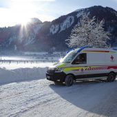 Siebenjährige prallt mit Rodel gegen Auto
