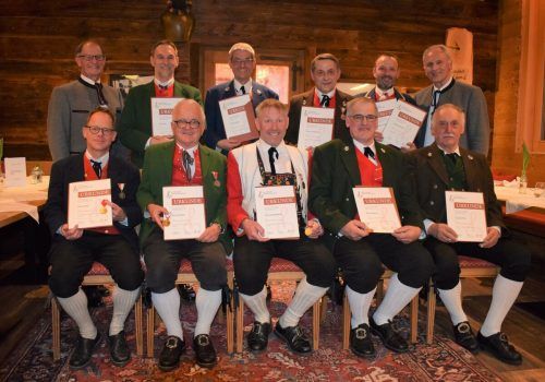 Neun Musikanten erhielten das Goldene Ehrenzeichen für 40-jährige Blasmusikertätigkeit.  ME/3