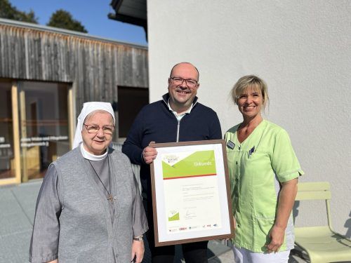 Oberin Sr. Gertrud Müller, Geschäftsführer Thomas Vranjes und Plegedienstleiterin Gabriele Fellner freuen sich über die Auszeichnung.  Antoniushaus