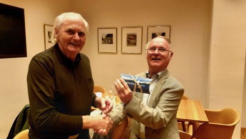 Obmann Hans Lederer dankt Wolfi Troy für seinen ehrenamtlichen Einsatz.  SB Bregenz