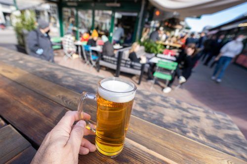 Obmann Mike P. Pansi sagt: „Die Menschen müssen sich den Gastronomiebesuch auch weiterhin leisten können“. APA