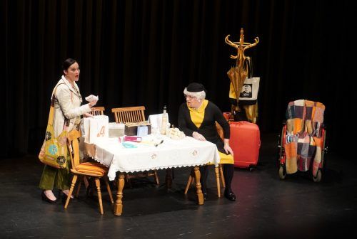 Oma Lilli und Tochter Irma beim humoristischen „Durchanand“ in der Remise Bludenz.