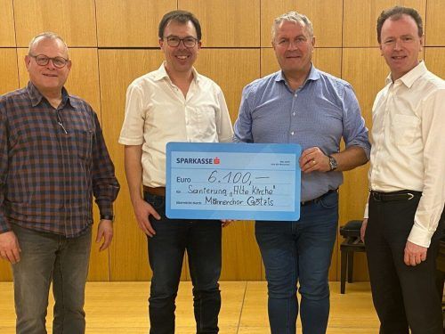 Oskar Egle, Gerd Loacker und Kurt Friedrichs bei der Übergabe des Spendenschecks an Dekan Rainer Büchel.  Männerchor Götzis