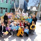 Buntes Osternest vor dem Rathaus Hard