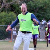 Prinz William kickt mit Fußballstar