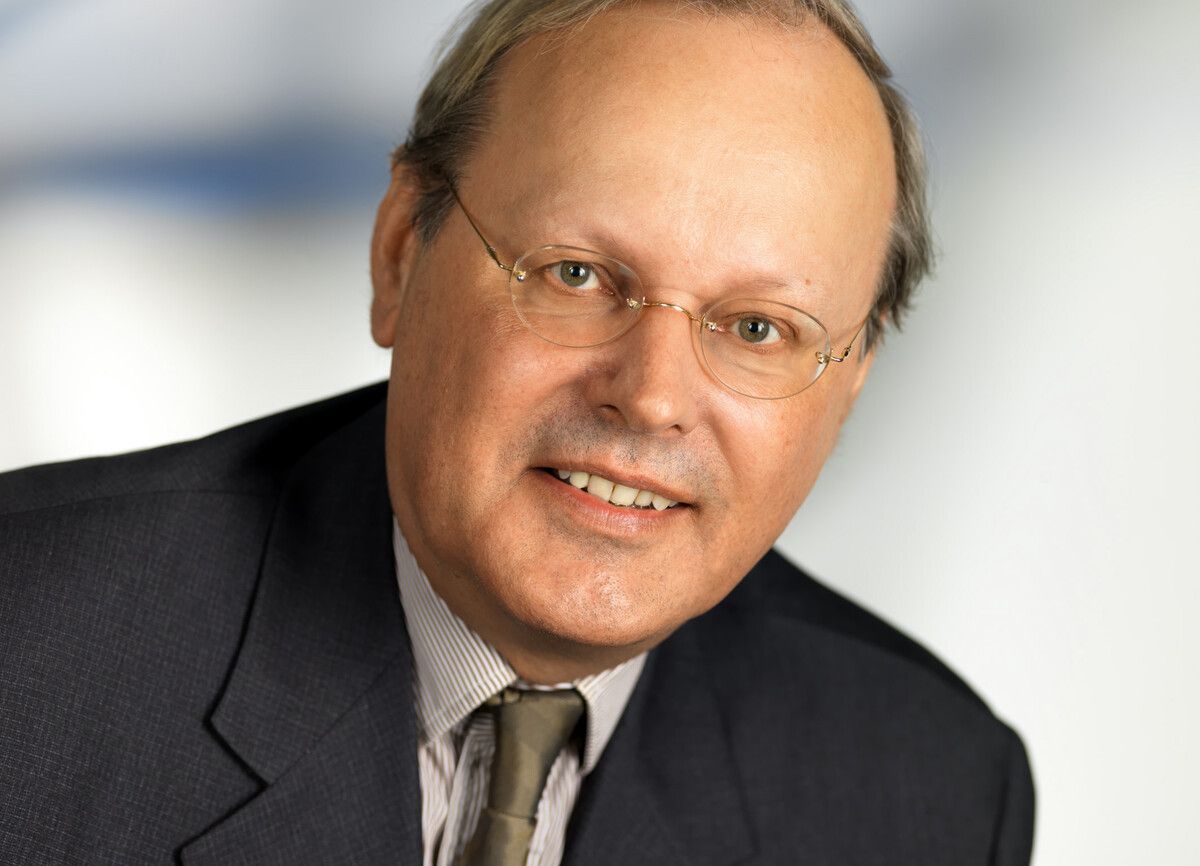 Prof. Dr. Markus Metka teilt sein Fachwissen über Anti-Aging und Ernährung im Sonnenbergsaal Nüziders. Wilke