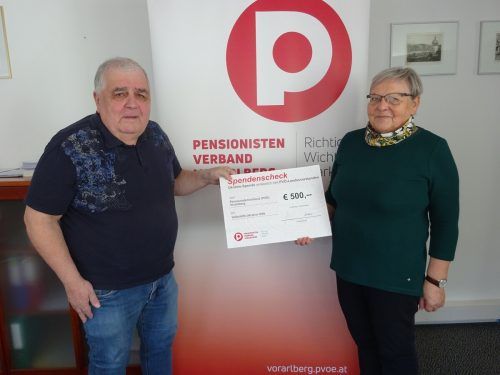 Manfred Lackner übergab Volkshilfe-Chefin Annegret Senn den Spendenscheck. PVÖ