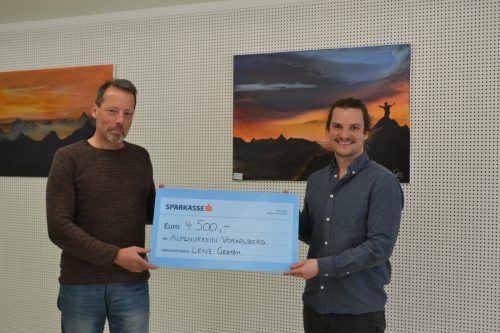 Rainer Schlattinger, Geschäftsführer des Alpenvereins Vorarlberg, und Claudio Lohs von der Firma Lenz bei der Scheckübergabe in den Geschäftsräumen des Alpenvereins Vorarlberg. BI
