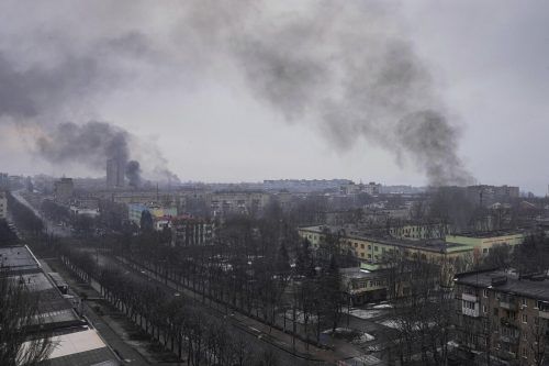 Rauch steigt über Mariupol auf.