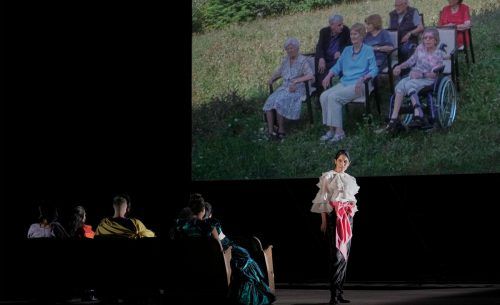 Regisseur David Marton und Filmemacherin Sonja Aufderklamm haben für „L’Olimpiade“ betagte Menschen besucht und ihnen Pergolesi vorgespielt. Oper/Prammer