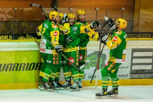 Remy Giftopoulos (r.) leitete mit dem 1:0 den entscheidenden dritten Sieg in der Play-off-Serie gegen Zell am See ein, Stefan Hrdina, Kevin Puschnik, Patrick Ratz und Stefan Häußle jubeln mit.  stiplovsek