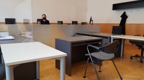 Richterin Sabrina Tagwercher blickt auf den leeren Stuhl, auf dem die Angeklagte sitzen sollte. Ein Urteil über die Abwesende sprach sie dennoch. eckert