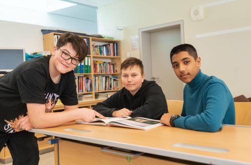 Roman flankiert von seinen neuen Freunden Adrian (l.) und Deniel. Sie schauen gut auf ihn.  VN/Stiplovsek