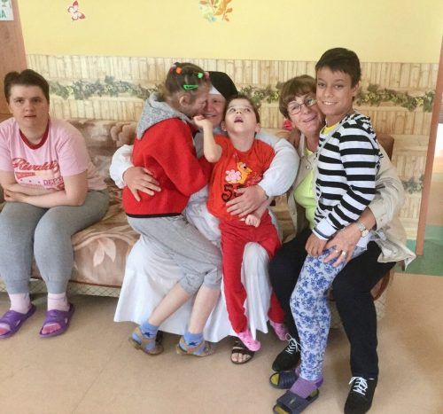 Ruth Allgäuer (r.) beim Besuch eines Kinderheims in Gomel. allgäuer
