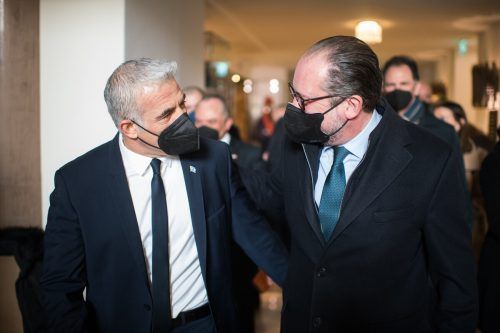 Schallenberg (r.) wird sich mit seinem israelischen Amtskollegen Lapid treffen. BMEIA
