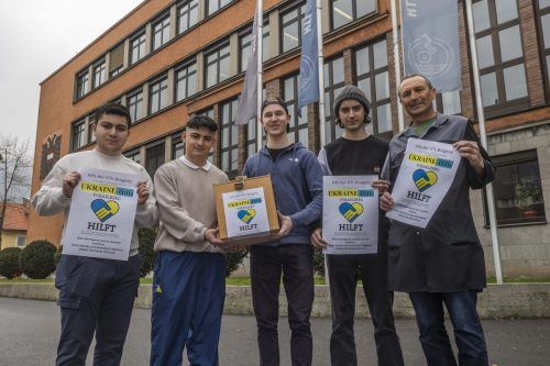 Schüler Sevket Bayram (v.l.), Enes Demirtas, Linus A. Greußing, Laurenz Müller und Fachlehrer Gerhard Heuss, der die Spendenaktion koordiniert.  VN/Paulitsch