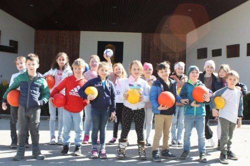 Schulsportreferent Christoph Neyer freut sich besonders über die große Beteiligung der Volksschule Klaus bei der Ballspiel-Challenge. VN/Tk