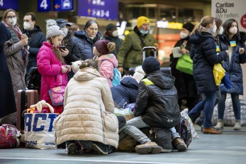 Schutzsuchende kommen am Hauptbahnhof in Wien an.  APA/Steinmaurer