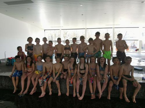Sechs Tage lang fuhr die Volksschule Laterns-Thal täglich mit Bus und Bahn nach Dornbirn ins Stadtbad, um etwas Wassersport zu betreiben. Brigitte Beck