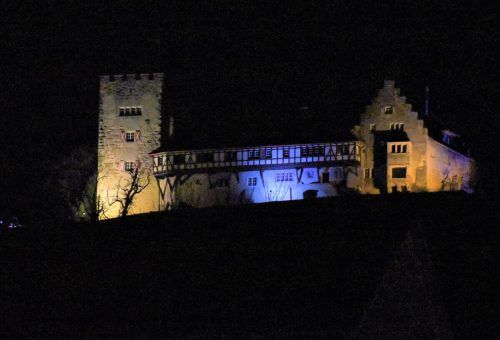 Seit Aschermittwoch leuchtet das Schloss Wolfurt in den ukrainischen Nationalfarben blau-gelb. Dies soll ein Zeichen der Solidarität mit der ukrainischen Bevölkerung und für den Frieden in Europa setzen. MG Wolfurt