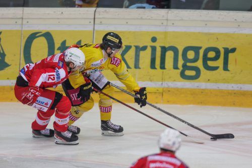 Simeon Schwinger - im Duell mit KAc-Verteidiger David Maier - muss heute mit den Capitals in Salzburg antreten. gepa