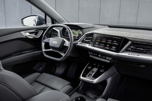 Sportlich, wie es der Philosophie des Hauses entspricht, ist das Interieur gestylt, mit abgeflachtem Volant.