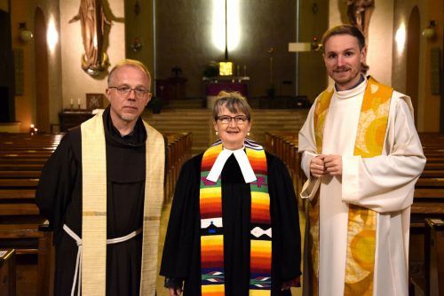Stadtpfarrer Pater Guido Kobiec, die evangelische Pfarrerin Christiane Assel und Kaplan Mathias Bitsche. SCO
