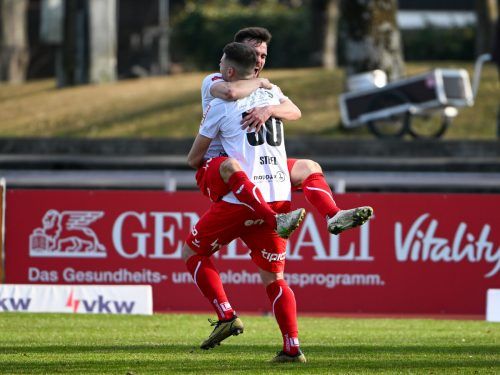 Stefan Wächter jubelt mit Mario Steffel über den Siegtreffer gegen Horn. gepa
