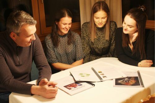 Stubat in der Stubat von Wolfgang Mätzler: Paula Köß (l.), Maria-Theresa Feurstein und Jana Voppichler (r.) erläutern ihre Diplomarbeit. STP/3