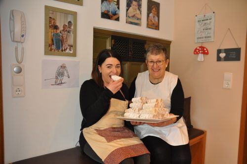 Susi Lucchetta und Schwiegermama Marietta Türtscher verraten, wie Ludeschs beste Funkaküachli gemacht werden. HAB