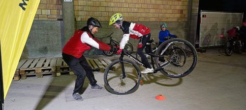 Trainer und MTB-Nachwuchs haben bei der neuen Trainingsmöglichkeit viel Spaß. 