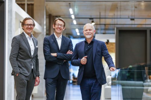Tschabrun-Chef Manfred Bauer, Weiler Möbel-Geschäftsführer Christoph Erath und Reiter Design-Boss Harald Künzle (v.l.).  FA