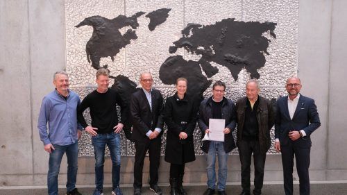 Übergabe der Weltkarte von Wif Kofler in der Schule Schendlingen. stadt Bregenz