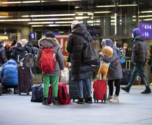 Ukrainische Familien, die vor dem Krieg geflüchtet sind, kommen am Hauptbahnhof in Wien an.  APA/Tobias Steinmaurer